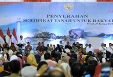 Photo of Presiden Jokowi Serahkan 2.020 Sertifikat Hak Atas Tanah di Jawa Timur