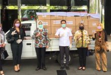 Photo of SML Salurkan Bantuan 100 Paket APD ke Tangsel