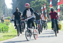 Photo of Saat Presiden Gowes dan Bagikan Masker di Kebun Raya Bogor