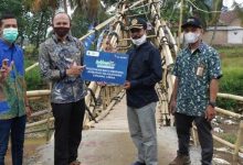 Photo of Karyawan dan Pelanggan XL Axiata Danai  Pembangunan Jembatan Desa di Lebak