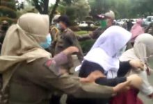 Photo of Korban JORR II, Emak-emak Masuk ke Pemkot Tangerang Ingin Ketemu Walikota Tangerang