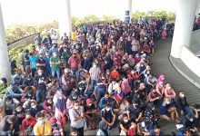 Photo of Ribuan Warga Berdesakan Antre Vaksinasi di Tangerang