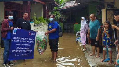 Photo of Karyawan XL Axiata Salurkan Bantuan Korban  Banjir di Serang