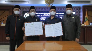 Wali Kota Tangerang H. Arief R. Wismansyah dan DPRD Kota Tangerang menyetujui Raperda Tentang Perubahan APBD Tahun Anggaran 2022 yang diajukan oleh Pemerintah Kota Tangerang. Foto : istimewa