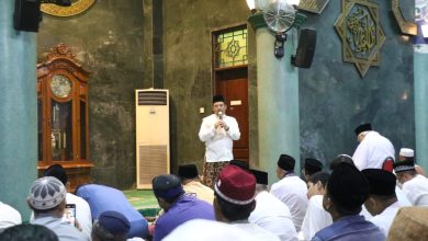 Photo of Rajin Tarawih di Masjid Raya Al-A’zhom, Wali Kota Tangerang Berikan Umroh